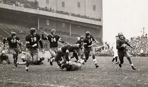 Running play in 1938 college football game